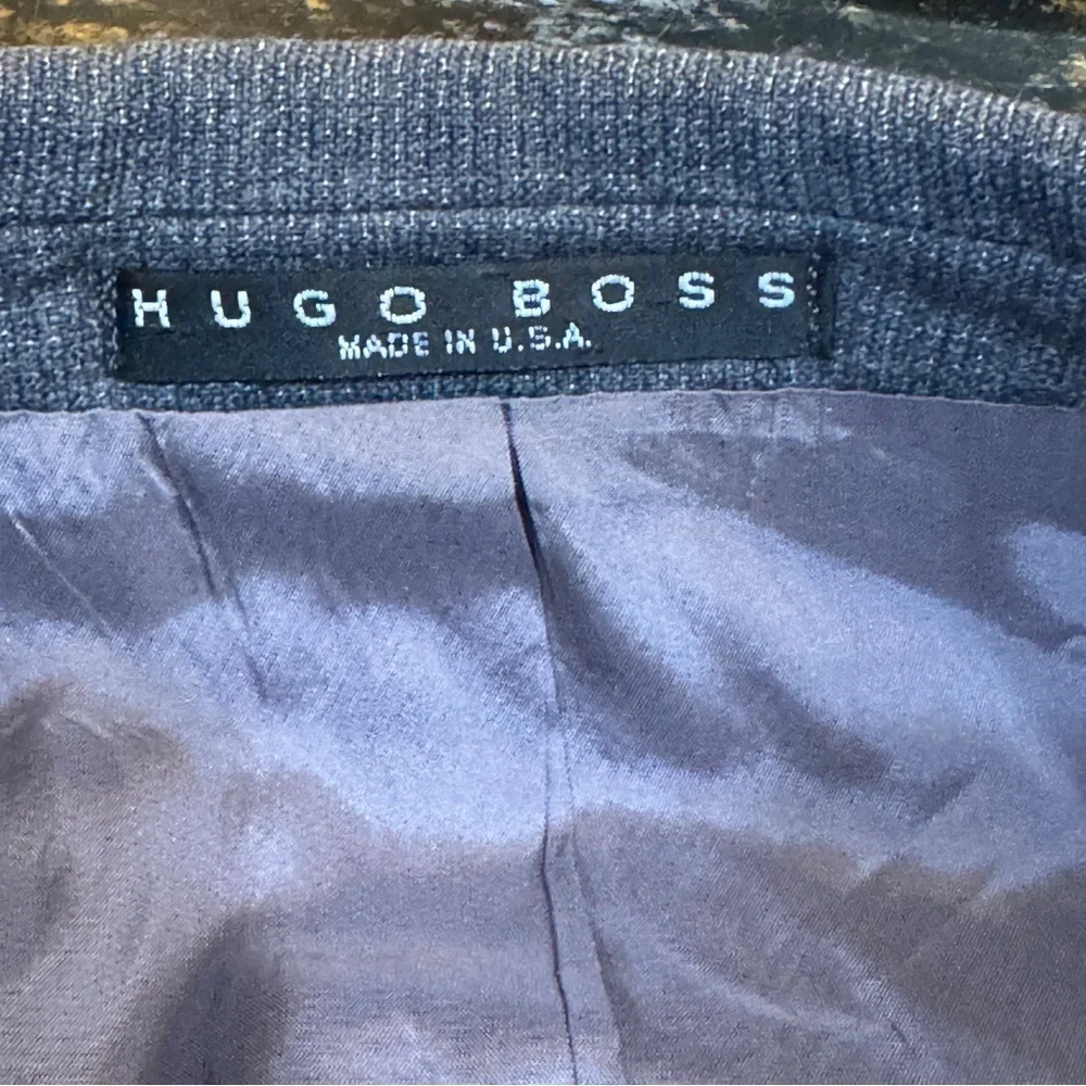 Hugo Boss 46L Good quality Gray in color and‎ rich looking